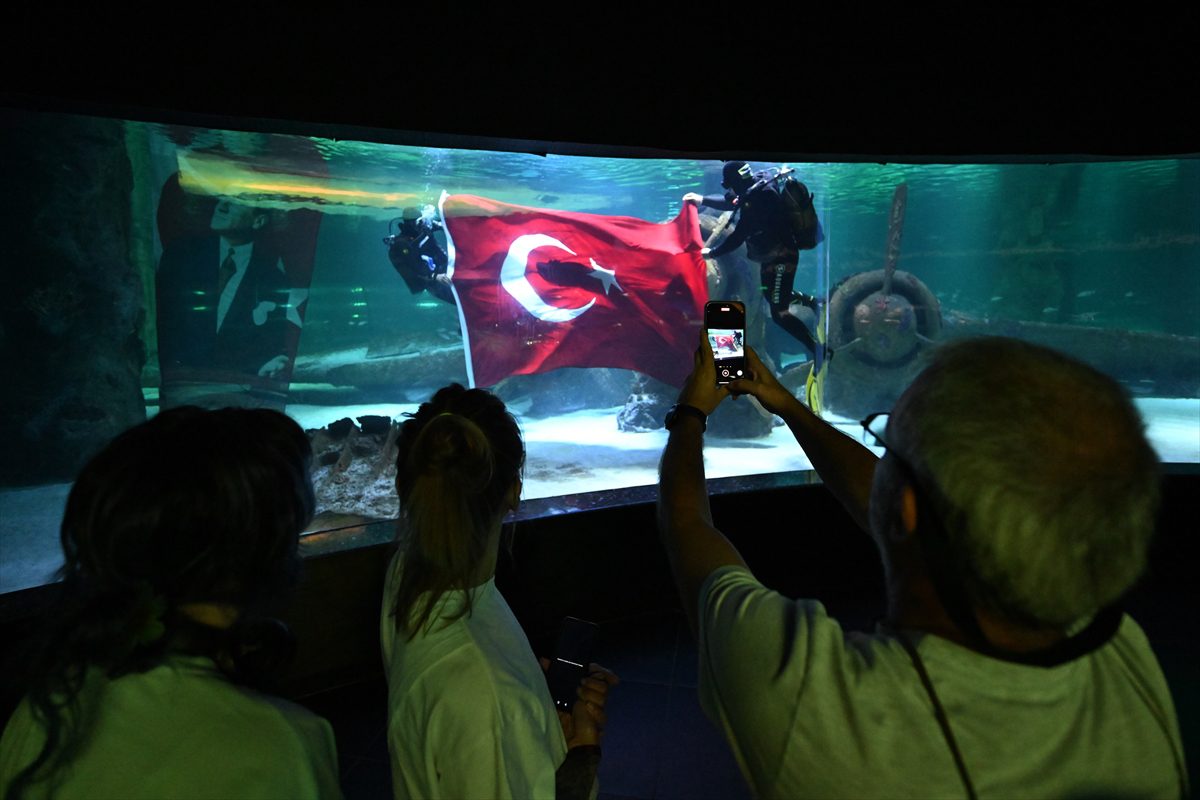 ANTALYA (AA) – Antalya Akvaryum dalgıçları 30 Ağustos Zafer Bayramı'nı