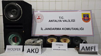 ANTALYA (AA) – Antalya'nın Kaş ilçesinde, otomobilden hırsızlık yaptıkları iddiasıyla