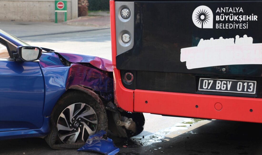 ANTALYA (AA) – Antalya'nın Muratpaşa ilçesinde bir otomobilin belediye otobüsüne