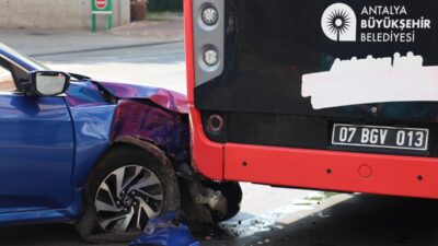 ANTALYA (AA) – Antalya'nın Muratpaşa ilçesinde bir otomobilin belediye otobüsüne