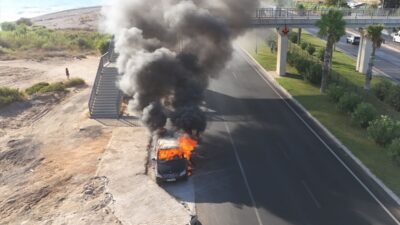 ANTALYA (AA) – Antalya'nın Manavgat ilçesinde seyir halindeki minibüs yandı.