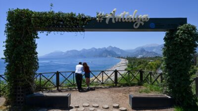 ANTALYA (AA) – Antalya’da sıcaktan bunalanlar sahillerde yoğunluk oluşturdu. Antalya’da