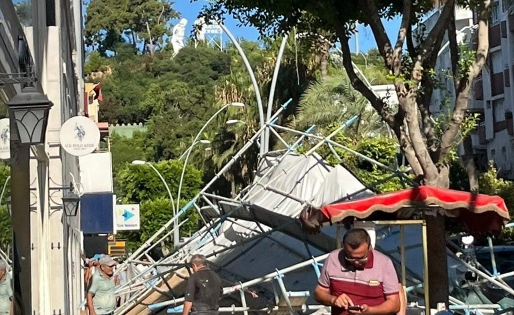 ANTALYA (AA) – Antalya’da tadilattaki binanın iskelesinin devrilmesi sonucu yolcu