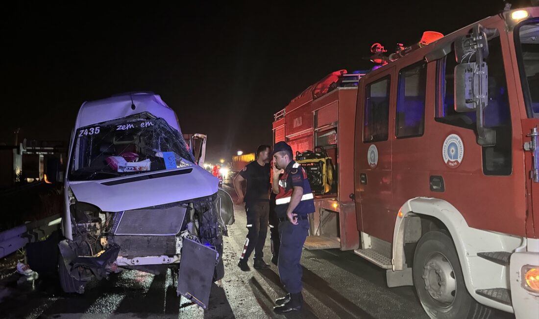 ANTALYA (AA) – Antalya'da, tır ile çarpışan minibüsün sürücüsü yaralandı.