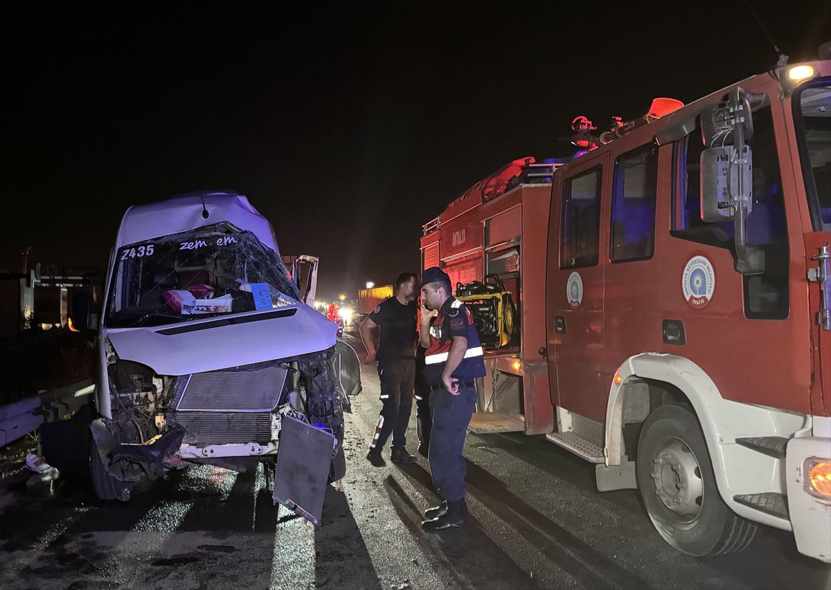 ANTALYA (AA) – Antalya'da, tır ile çarpışan minibüsün sürücüsü yaralandı.