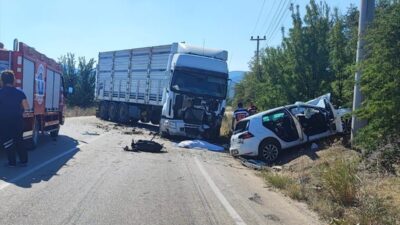 ANTALYA (AA) – Antalya'nın Korkuteli ilçesinde tır ile otomobilin çarpıştığı