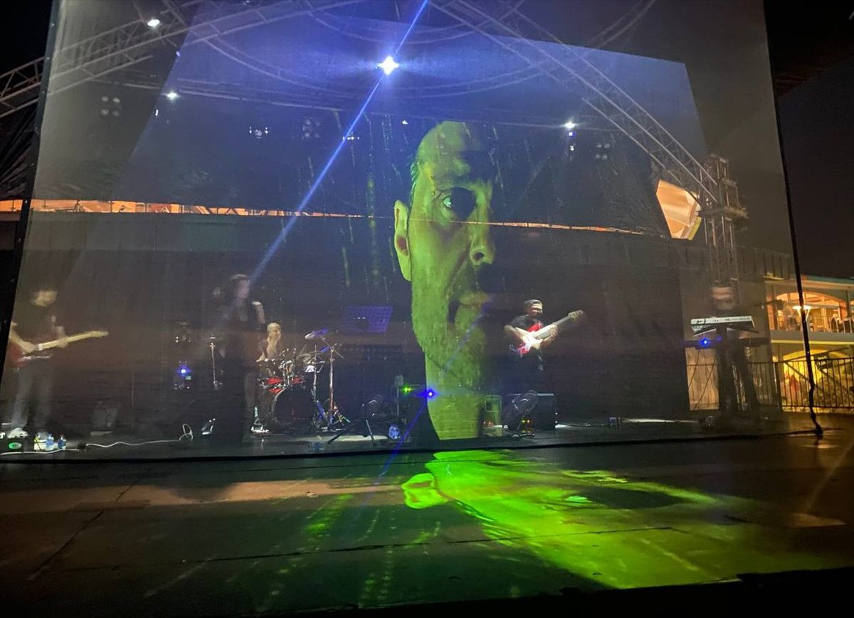 ANTALYA (AA) – Antalya'nın Serik ilçesinde unutulmaz sanatçılar hologram teknolojisi
