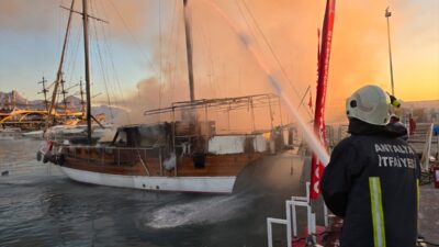 ANTALYA (AA) – Antalya'nın Kemer ilçesinde gezi teknesi yandı. Kemer