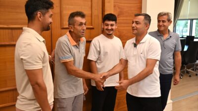 Manavgat Belediye Başkanı Dr. Niyazi Nefi Kara, yol kenarında bulduğu