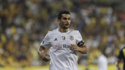 İSTANBUL (AA) – Antrenmanda sakatlanan Beşiktaşlı futbolcu Necip Uysal ameliyat