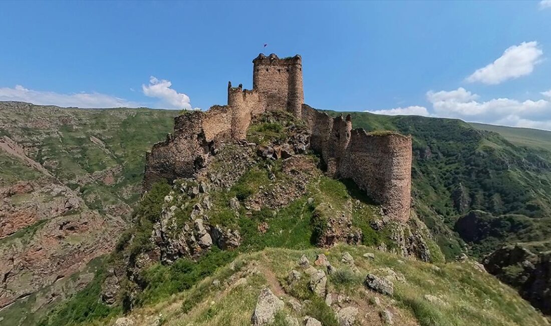 Ardahan'ın Çıldır ilçesindeki Karaçay Kanyonu'nda, kayalıkların zirvesinde yer alan tarihi
