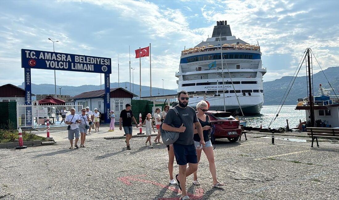 "Astoria Grande" kruvaziyeri, 50'nci seferini yaptığı Bartın'ın Amasra ilçesine yaklaşık
