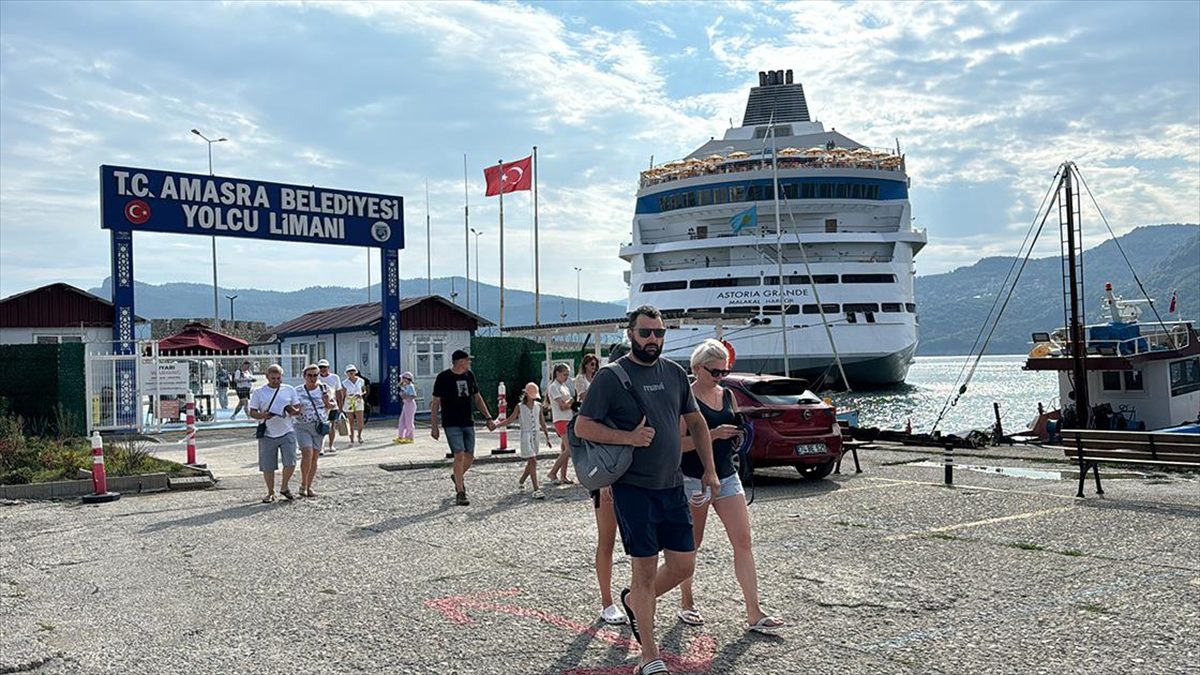 "Astoria Grande" kruvaziyeri, 50'nci seferini yaptığı Bartın'ın Amasra ilçesine yaklaşık