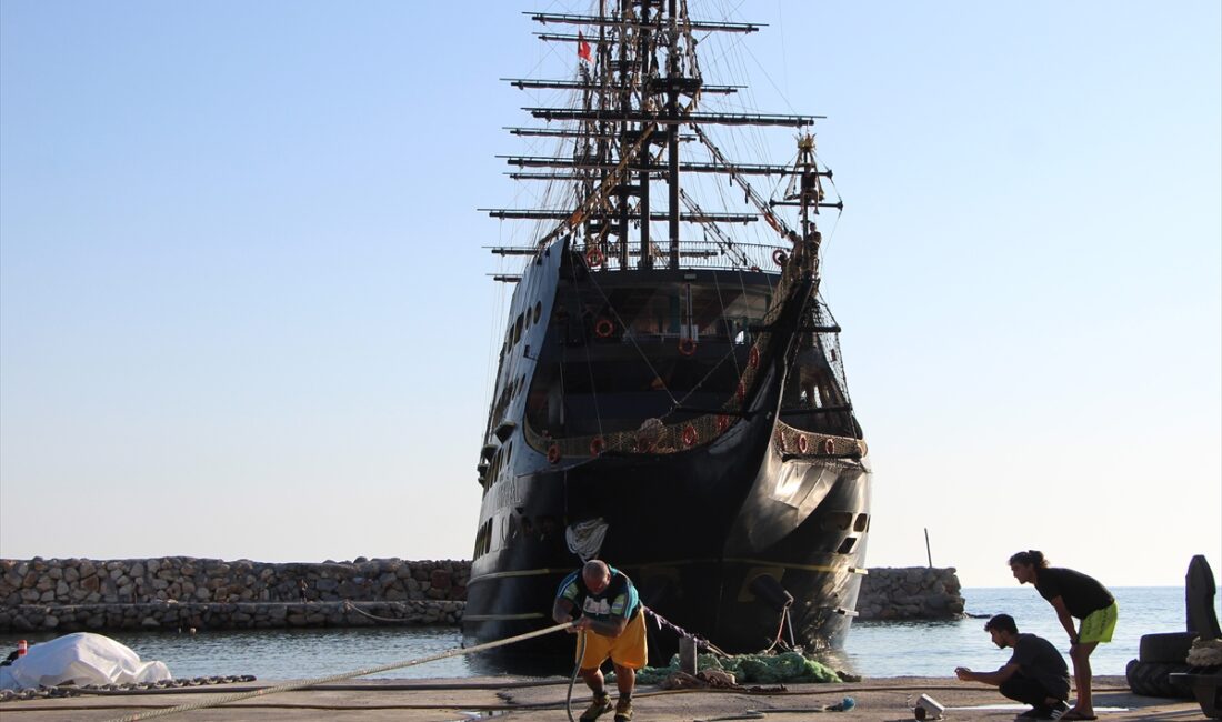 ANTALYA (AA) – Avusturyalı sporcu Alanya’da 1300 ton ağırlığındaki tekneyi