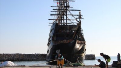 ANTALYA (AA) – Avusturyalı sporcu Alanya’da 1300 ton ağırlığındaki tekneyi