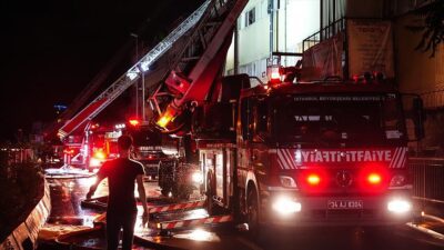 İSTANBUL (AA) – Bağcılar’da tekstil fabrikasında yangın. Yavuz Selim Mahallesi
