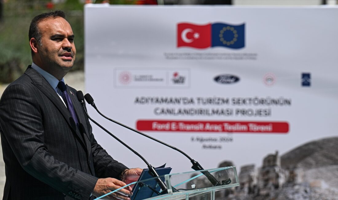 Sanayi ve Teknoloji Bakanı Mehmet Fatih Kacır, küresel yatırımlarla Türkiye'yi
