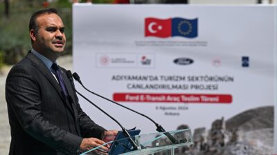 Sanayi ve Teknoloji Bakanı Mehmet Fatih Kacır, küresel yatırımlarla Türkiye'yi