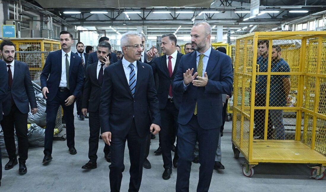 Ulaştırma ve Altyapı Bakanı Abdulkadir Uraloğlu, PTT Ankara Kargo İşleme