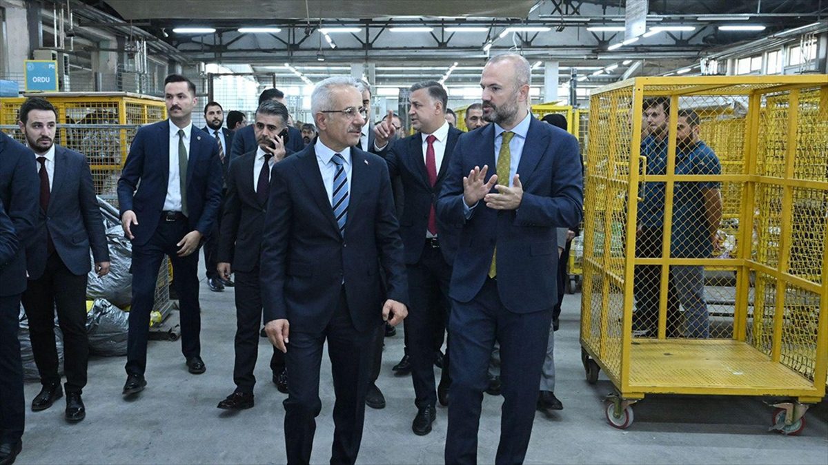 Ulaştırma ve Altyapı Bakanı Abdulkadir Uraloğlu, PTT Ankara Kargo İşleme