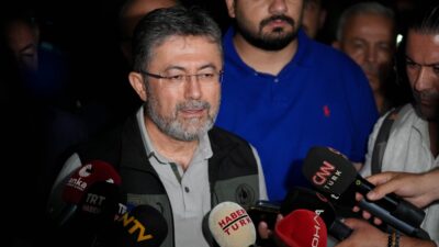 Tarım ve Orman Bakanı İbrahim Yumaklı, İzmir'in Karşıyaka ilçesindeki yangının