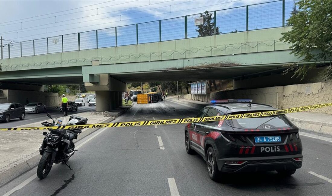Bakırköy'de üst geçide çarpan tırın yanından geçen İETT otobüsünün üzerine