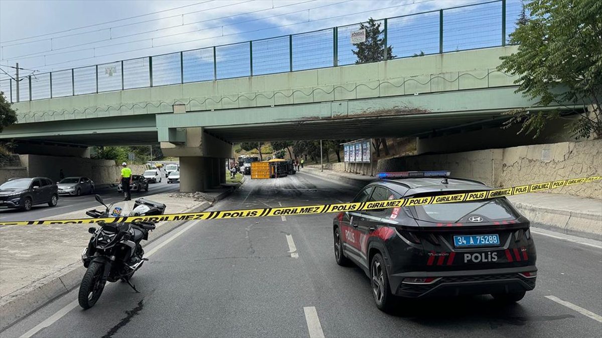 Bakırköy'de üst geçide çarpan tırın yanından geçen İETT otobüsünün üzerine