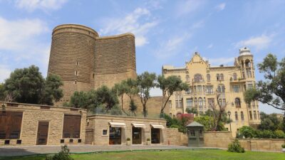 Azerbaycan'ın başkenti Bakü'nün tarihi sembolü sayılan Kız Kalesi, bugüne dek