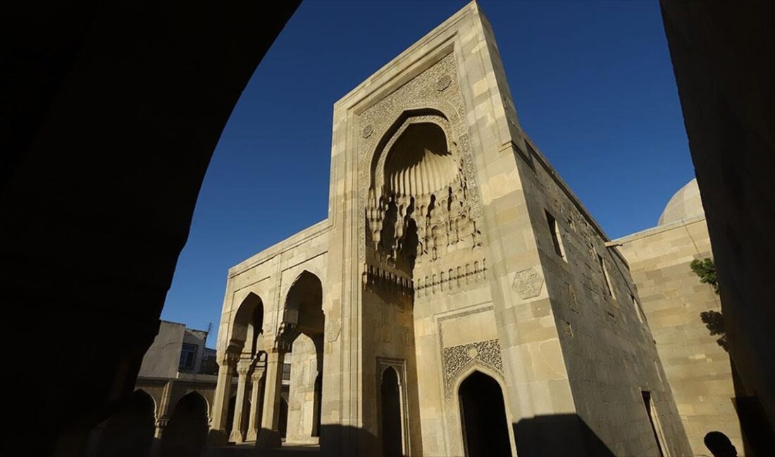 BAKÜ (AA) – Bakü’nün tarihi mahallesi İçerişehir’in en yüksek noktasında
