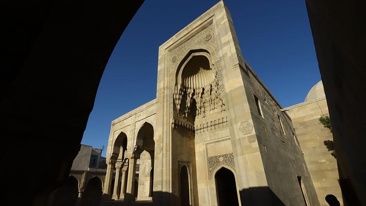 BAKÜ (AA) – Bakü’nün tarihi mahallesi İçerişehir’in en yüksek noktasında