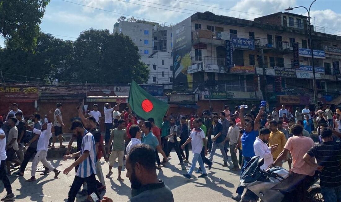 Bangladeş'te hükümet karşıtı göstericilerin Başbakan Şeyh Hasina'nın resmi konutunu bastığı