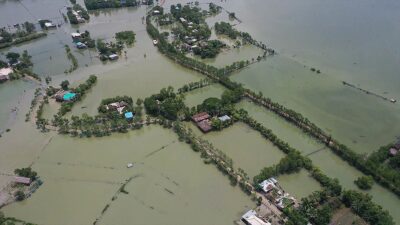Bangladeş'in güneydoğusunda etkili olan şiddetli yağışlar ve taşan nehirler sonucu