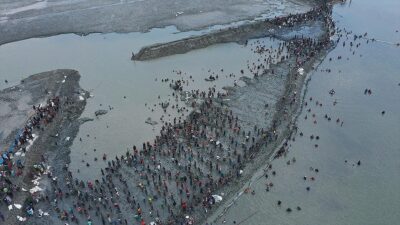 Bangladeş'in güneydoğusunda etkili olan şiddetli yağışlar ve taşan nehirler sonucu
