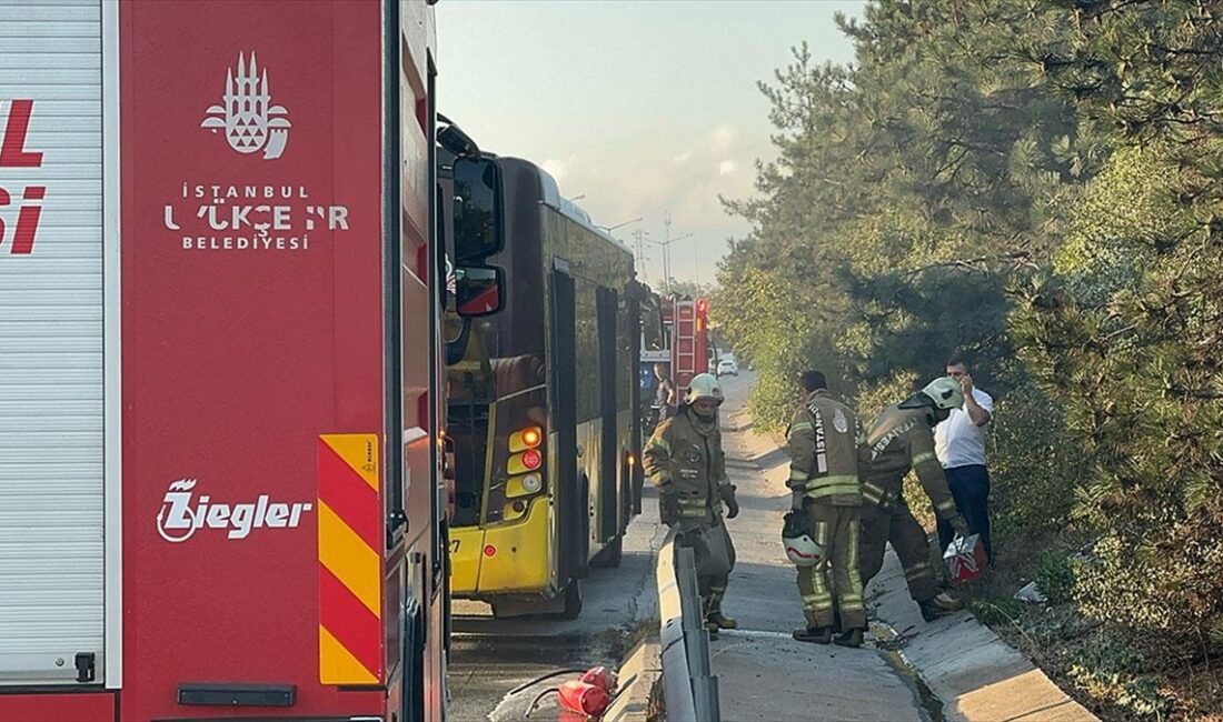 Beykoz’da seyir halindeki İETT otobüsünün motor kısmında çıkan yangın söndürüldü.