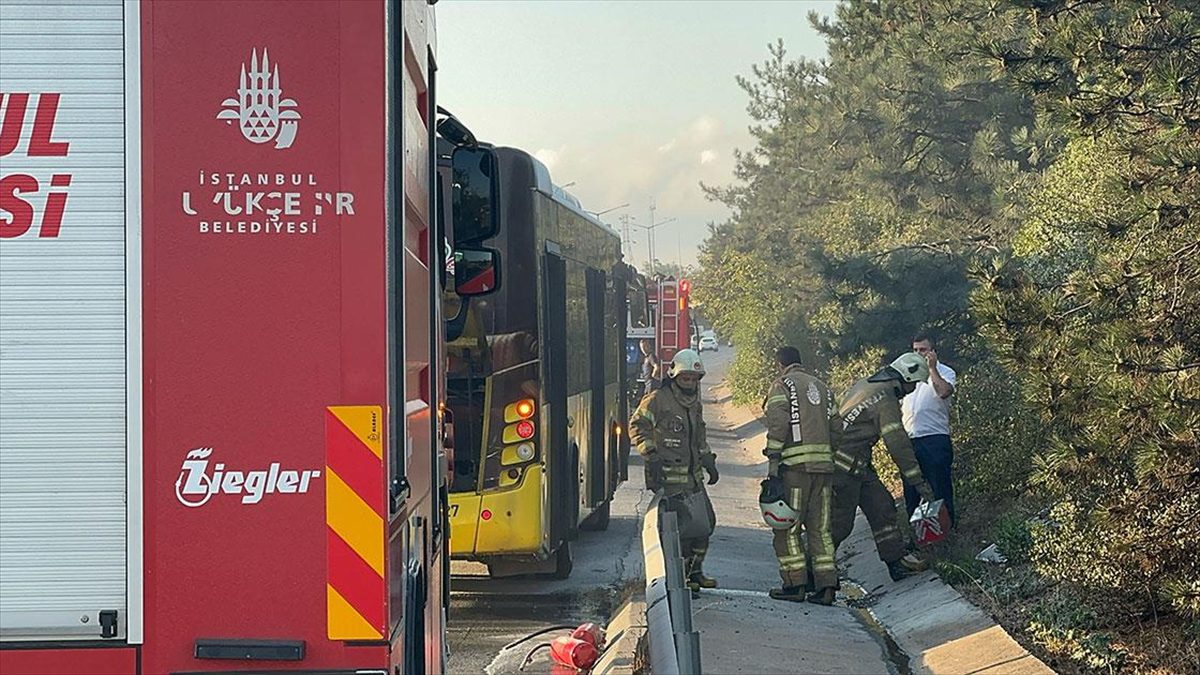 Beykoz’da seyir halindeki İETT otobüsünün motor kısmında çıkan yangın söndürüldü.