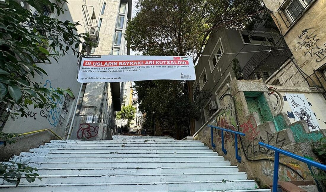 İSTANBUL (AA) – Belediyeden yapılan yazılı açıklamada, merdivenlerin Filistin bayrağı