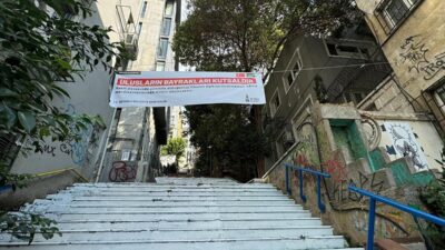 İSTANBUL (AA) – Belediyeden yapılan yazılı a&ccedil;ıklamada, merdivenlerin Filistin bayrağı