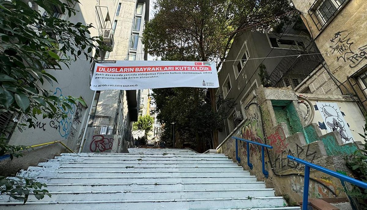 İSTANBUL (AA) – Belediyeden yapılan yazılı açıklamada, merdivenlerin Filistin bayrağı