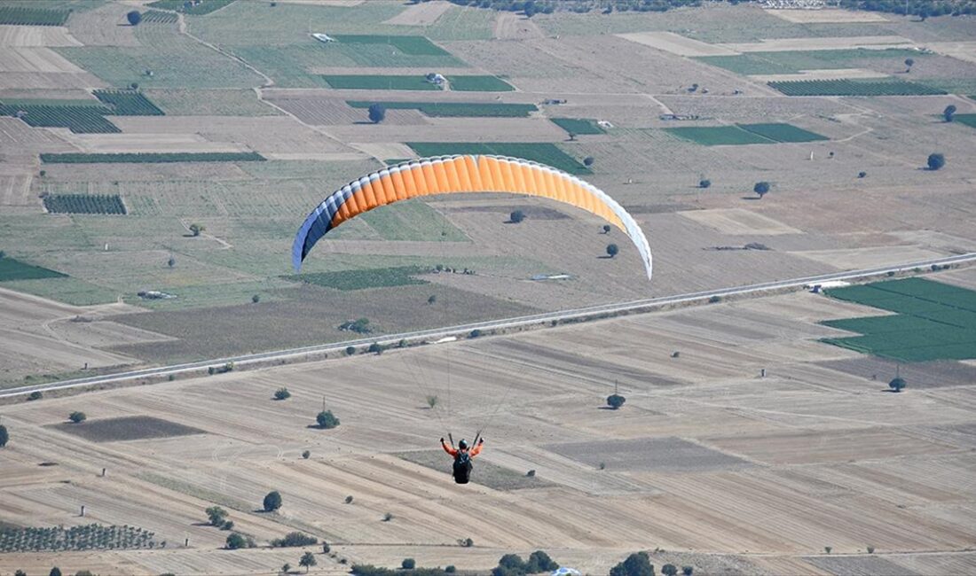 Bilecik Valiliği koordinasyonunda düzenlenen "Take Off Bilecik" adlı yamaç paraşütü