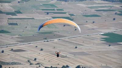 Bilecik Valiliği koordinasyonunda düzenlenen "Take Off Bilecik" adlı yamaç paraşütü