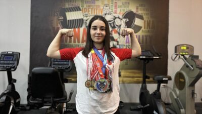 Kayseri'de sınıfındaki kız ve erkek arkadaşlarının bileğini bükemediği Yağmur Üstün,