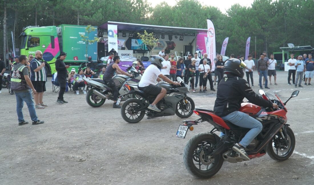 - Göl başında gerçekleşen festivalde çadır kampı kuran katılımcılar, DJ