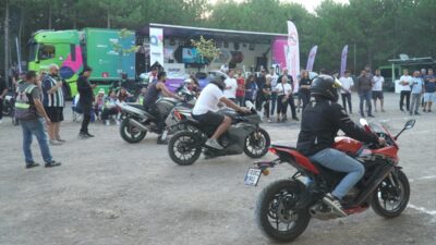 - Göl başında gerçekleşen festivalde çadır kampı kuran katılımcılar, DJ