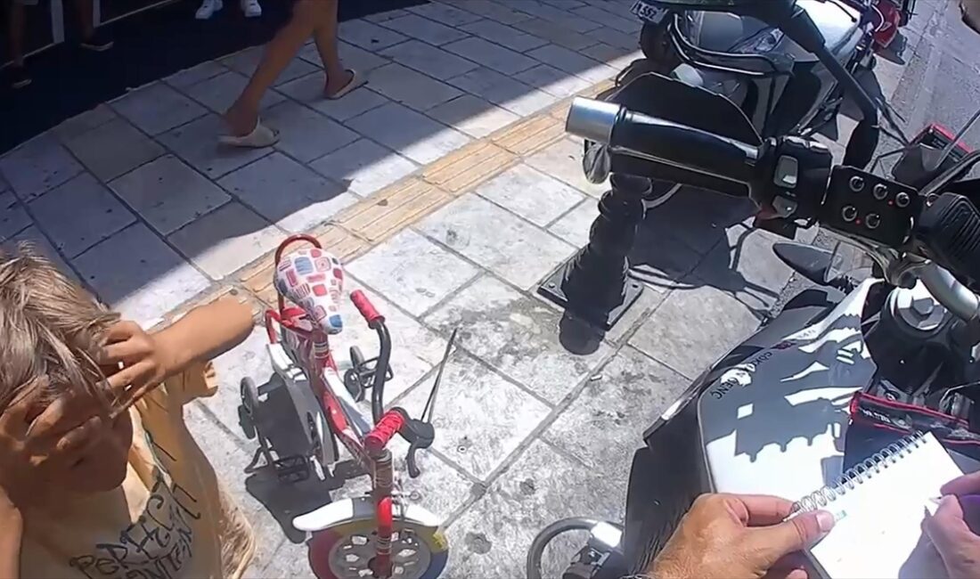 Muğla'nın Bodrum ilçesinde trafik polisi ile kaldırımda bisiklet süren çocuğun