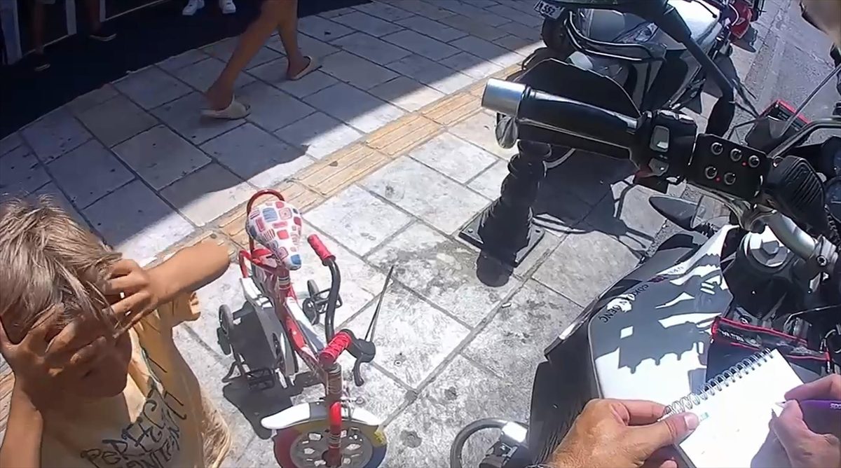 Muğla'nın Bodrum ilçesinde trafik polisi ile kaldırımda bisiklet süren çocuğun