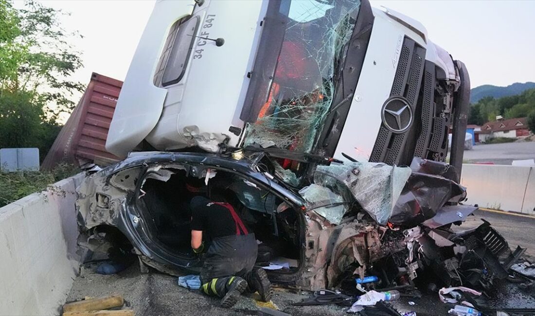 Bolu Dağı'nda devrilen tırın altında kalan otomobil sürücüsü güçlükle çıkarıldı.