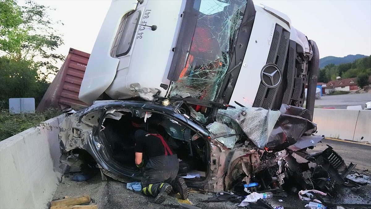 Bolu Dağı'nda devrilen tırın altında kalan otomobil sürücüsü güçlükle çıkarıldı.