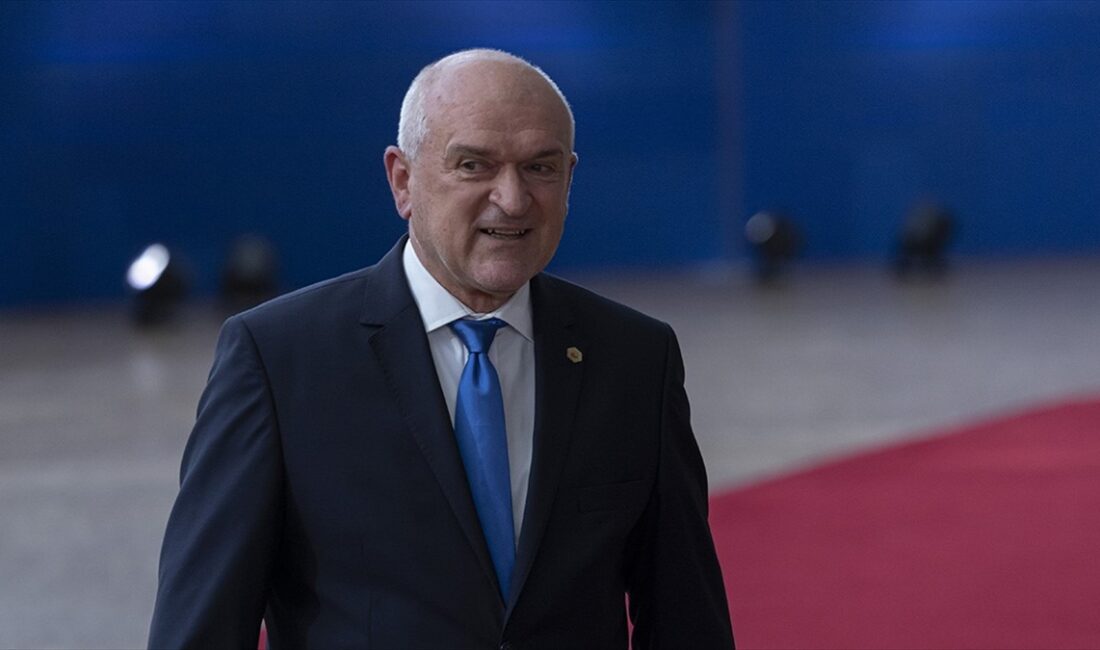 Erken seçimlerin 27 Ekim'de yapılması bekleniyor.