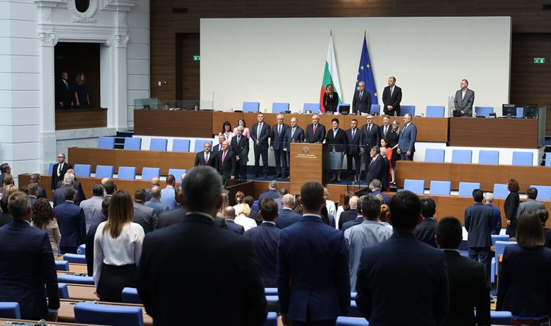 Bulgaristan Parlamentosu'nda düzenlenen törende geçici hükümetin Başbakanı Dimitar Glavçev ve
