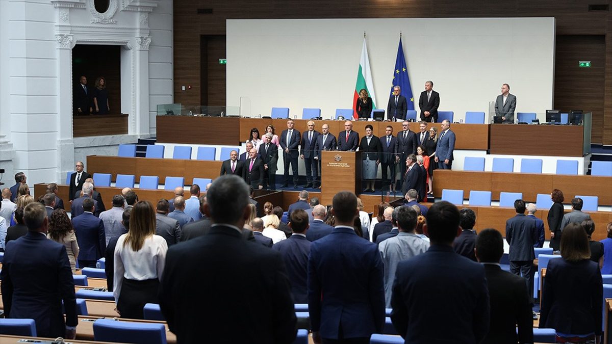 Bulgaristan Parlamentosu'nda düzenlenen törende geçici hükümetin Başbakanı Dimitar Glavçev ve